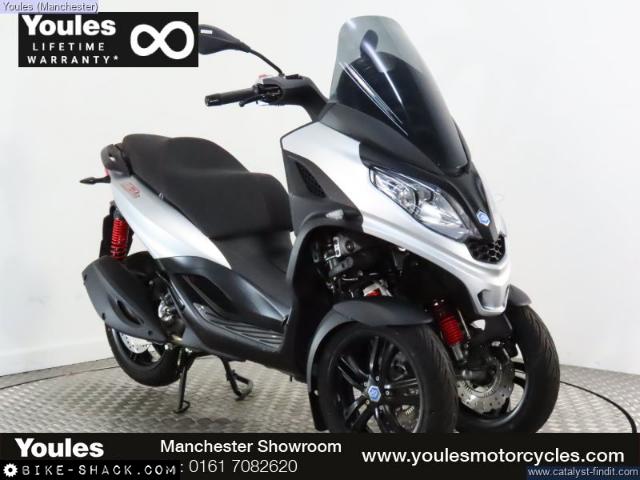 Piaggio MP3-300 2025 motorcycle