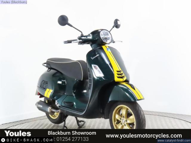 Piaggio Vespa GTS 300 2022 motorcycle